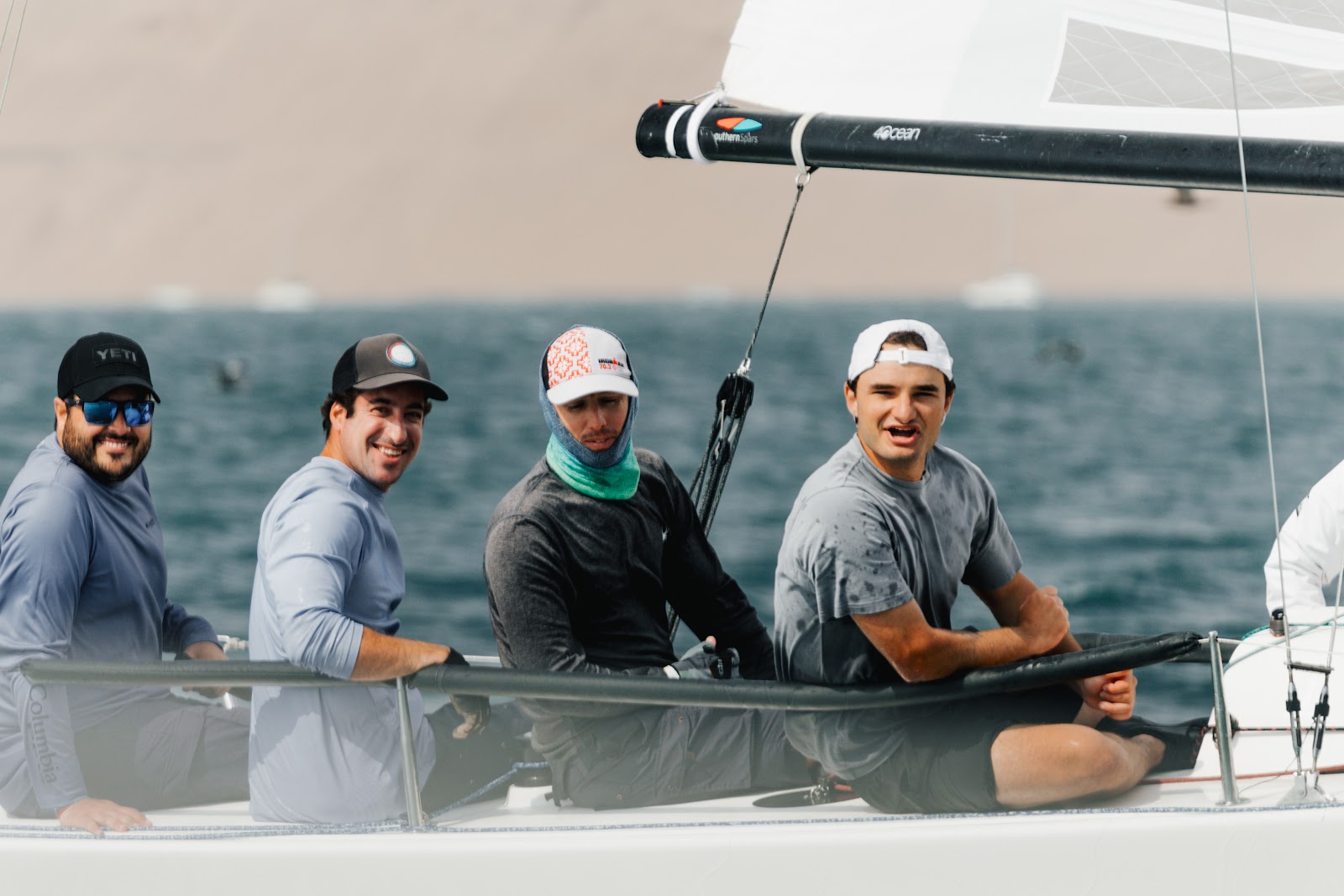 Tripulación de un J/70 sonriendo a bordo
